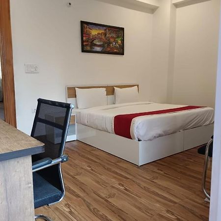 Hotel Bsh Group ノイダ エクステリア 写真